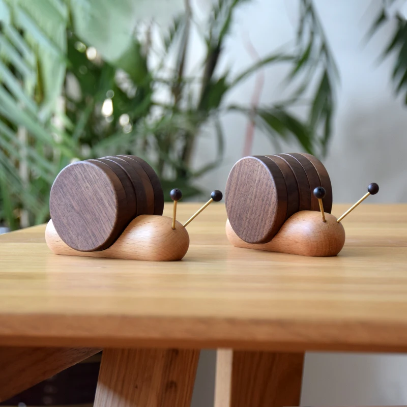 Wooden Snail Coasters Cute Creative 4pcs Round Placemats with Magnet Home Desktop Decoration Tea Cup/Mug Coaster