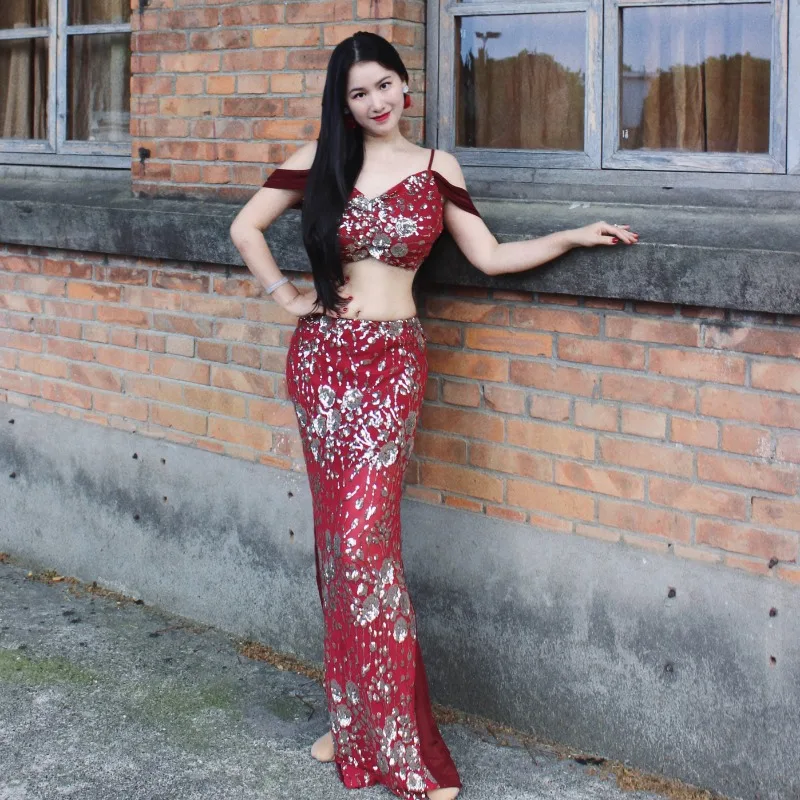 Costumi di danza del ventre personalizzati Set Abito di classe Abito da pratica di temperamento sexy Costume da spettacolo ricamato con paillettes rosso vino