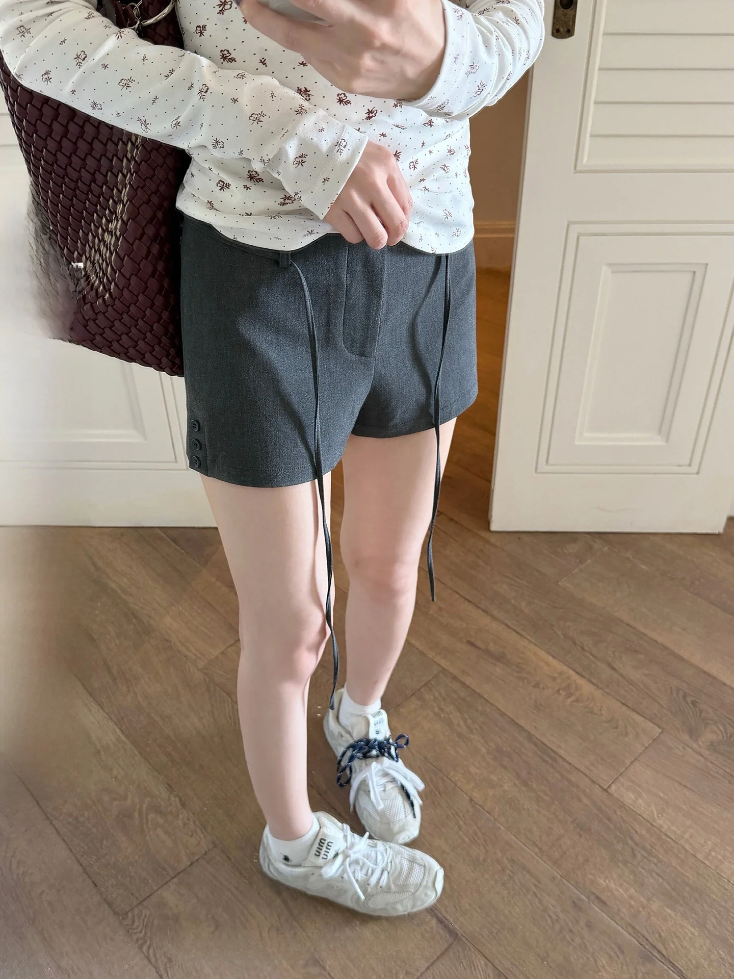 

Серые простые повседневные брюки с низкой талией и широкими штанинами для женщин, весенние, в корейском стиле, свободные, стройнящие, универсальные, костюмные брюки-шорты