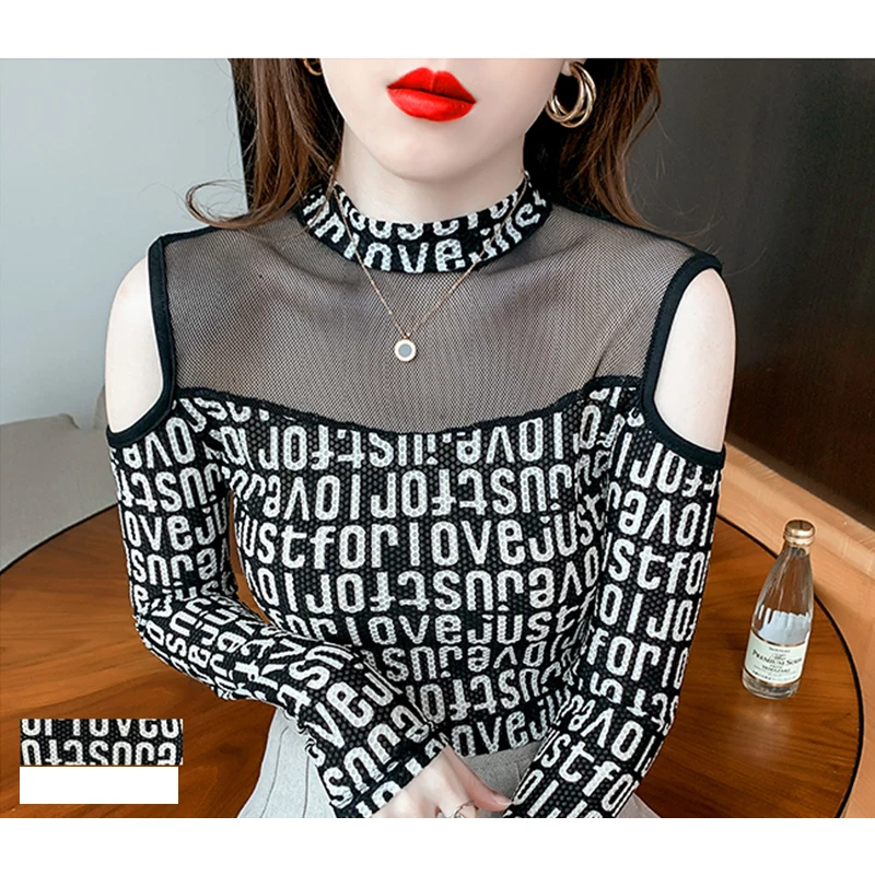 Camiseta con estampado de letras para mujer, ropa Europea Sexy, cuello simulado, hombros descubiertos, retales, camisetas de manga larga, otoño e invierno, 2023