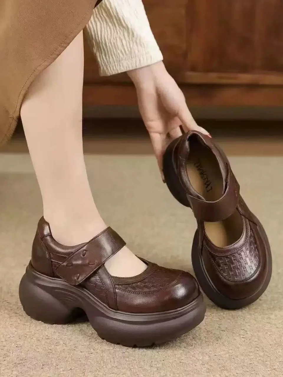 sandali-artigianali-con-tacco-grosso-punta-rotonda-stile-etnico-primavera-2026-leggeri-impermeabili-in-pelle-slip-on-comodi-e-alla-moda