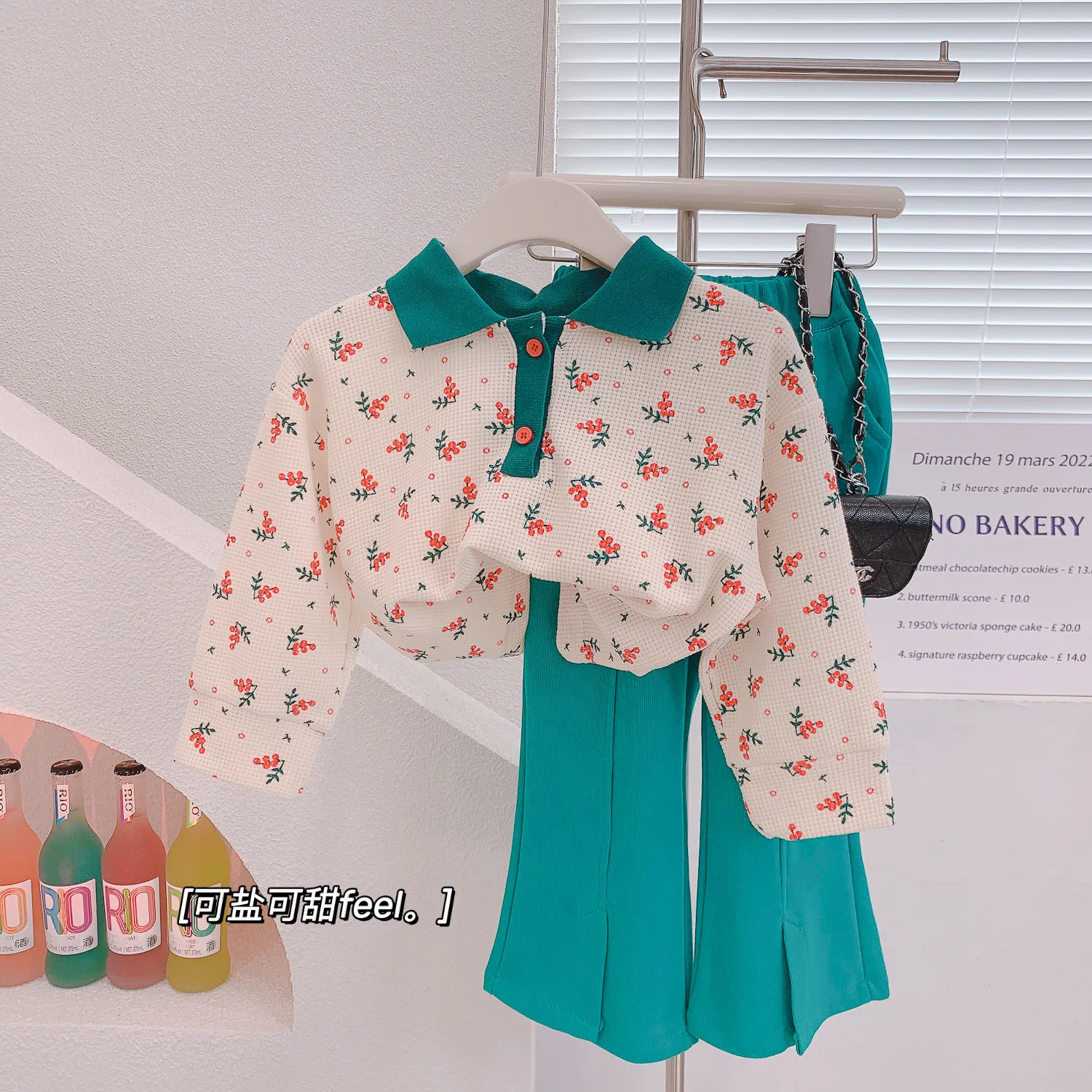 

2022 Autumn New Girls' Cute Floral Flip Collar Sweater With Flare Pants Two Piece Set