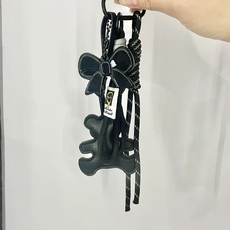 Elegante Llavero de Oso de Cuero PU con Colgante de Lazo para Bolsa - Accesorio Moderno y Divertido para Bolsos