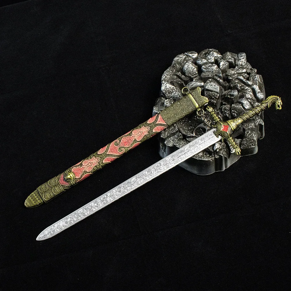 Nuovo 30 centimetri Gioco Figura Periferiche Puntelli Artigianato In Metallo Modello con Spada Guaina Desktop Decorare Ornamenti Ragazzi Regali Di Compleanno Giocattoli