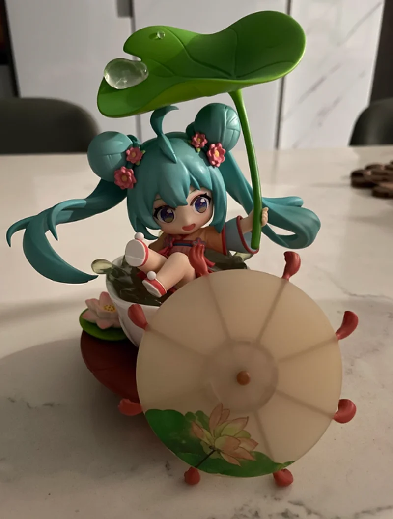 

Коллекционная фигурка Мику в летнем образе «Прогулка на пруду с лотосами», модель-игрушка, украшение для рабочего стола, праздничный подарок для фанатов аниме