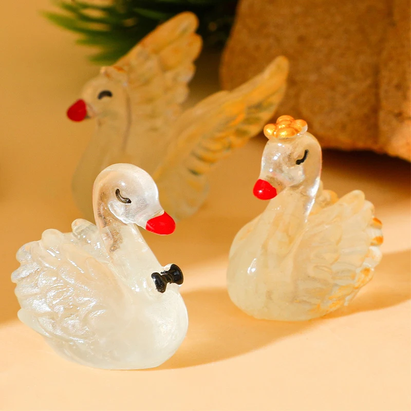 5Pcs Cartoon 3D Mini Resin Luminous Transparent White Swan Ornament Scene Decor Akcesoria Pretend Play Toy Home Desktop Decor