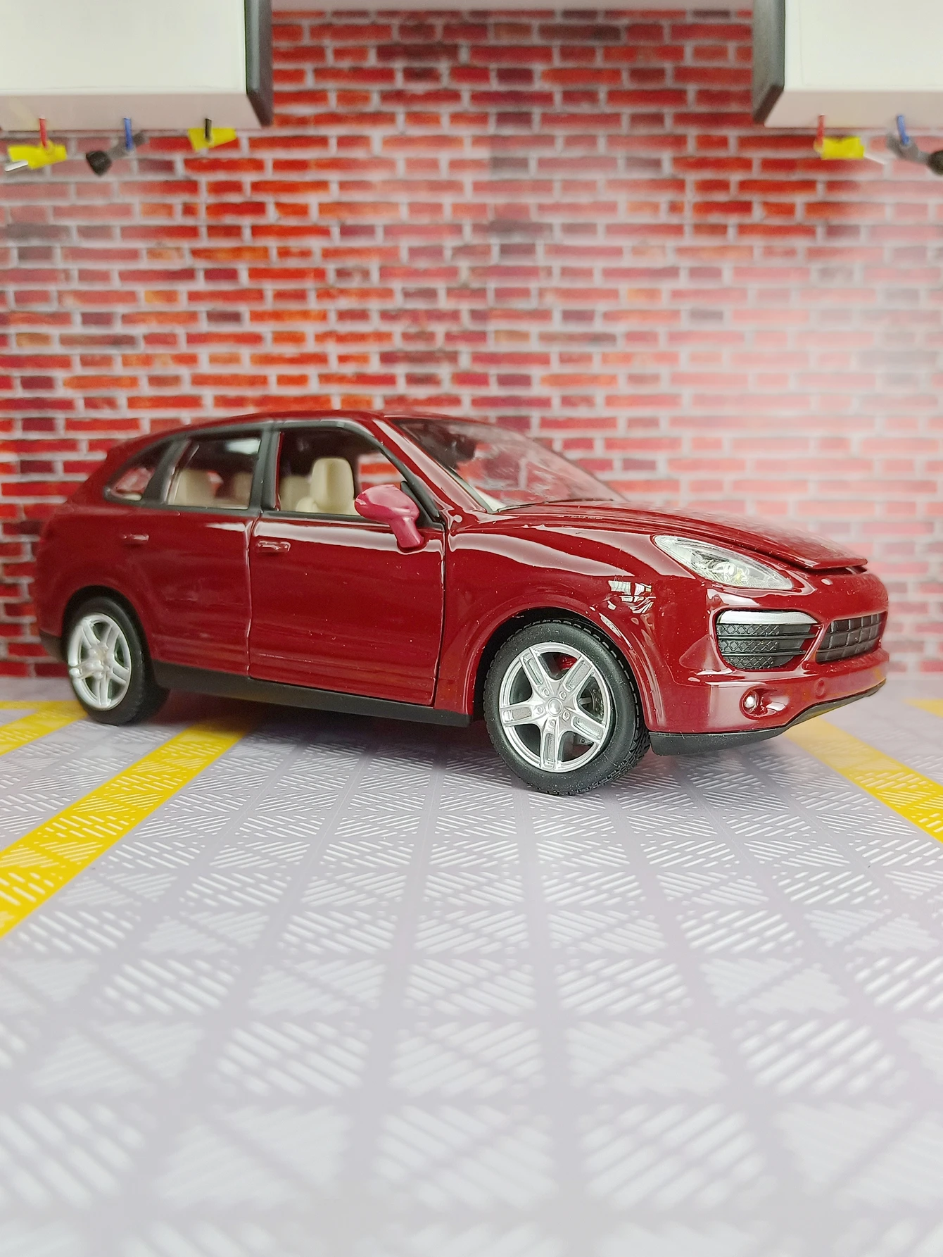 1:24 Porsche Cayenne SUV vehículo todoterreno de aleación modelo de coche decoración, puertas y capó de motor, maletero se puede abrir para niños