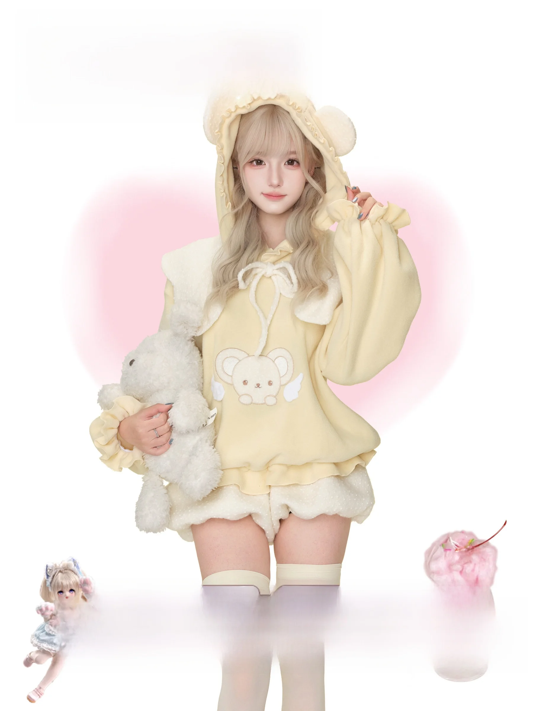 

Желтый пушистый свитшот с медведем и светло-желтые шорты: модный и удобный комплект из двух предметов для молодых женщин