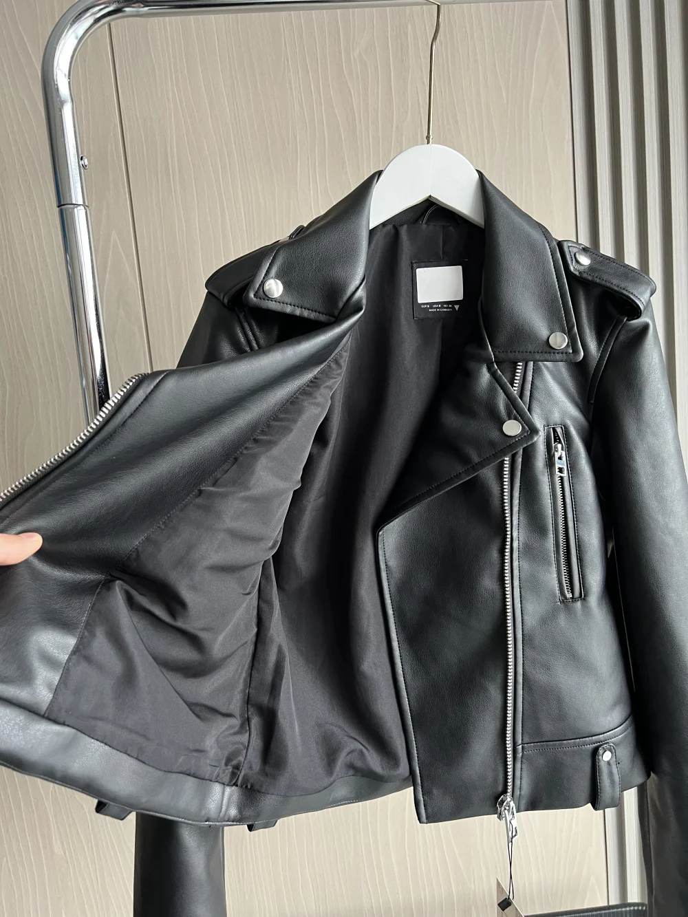 Faux leather biker jacket The new spring 2024 traf lapel epaulet zipper adorn a cool black faux leather jacket for women