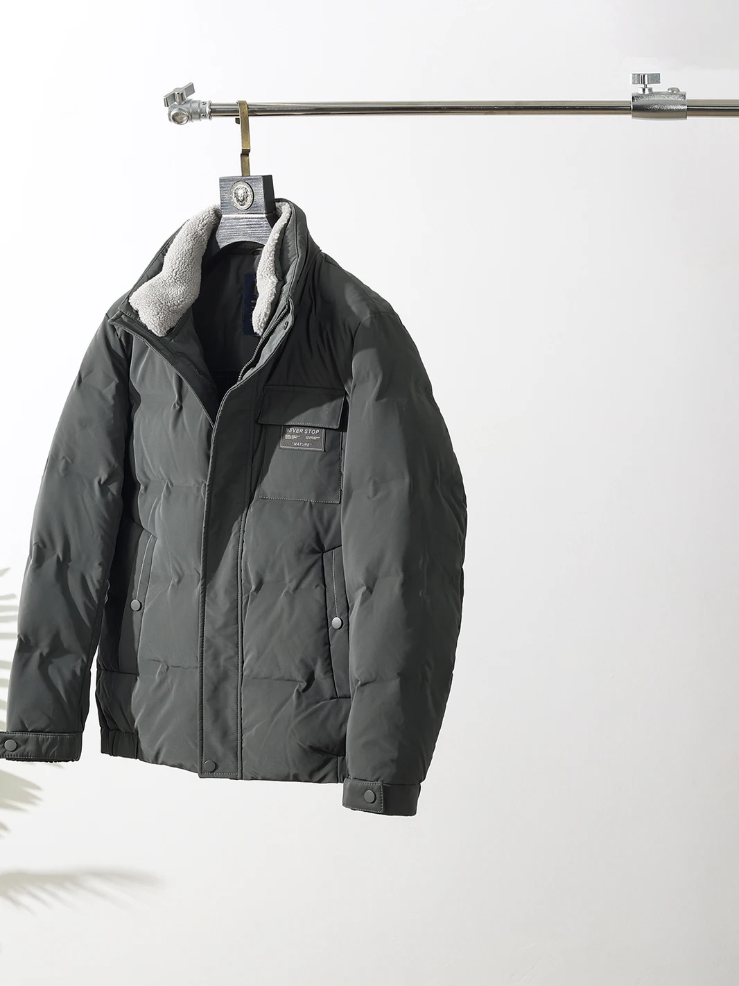 

Мужская зимняя повседневная модная куртка с воротником-стойкой, универсальная, с наполнителем из 90% пуха, водонепроницаемая, теплая, с длинными рукавами, на молнии