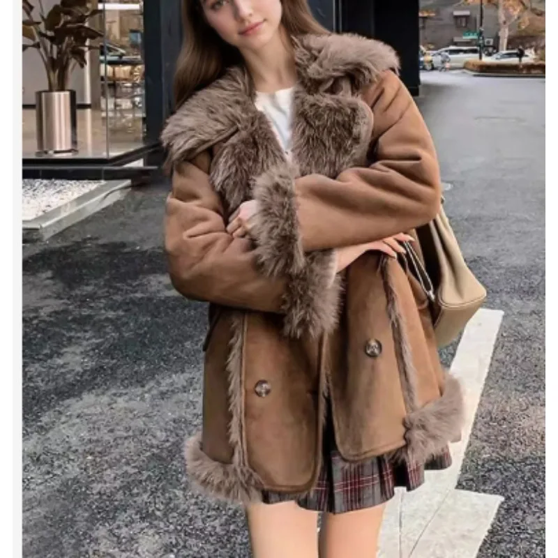 

Эта стильная цельная шуба из искусственного меха. Легкая роскошная модная универсальная шуба с большими лацканами, которая сохраняет тепло.