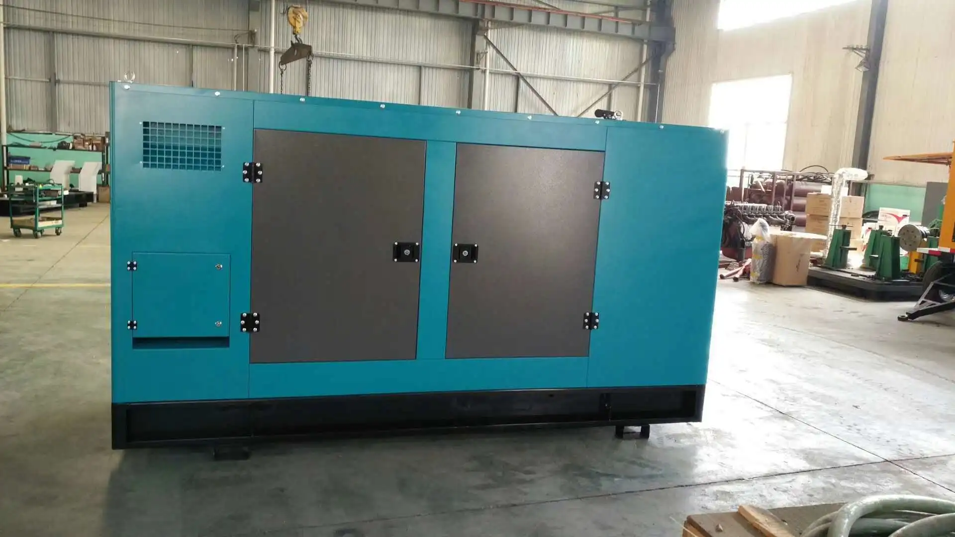 مولد ديزل صامت عازل للصوت عالي الجودة من ويفانغ ريكاردو 40kw 50kva مع مولد كهربائي بدون فرش وخزان وقود أساسي