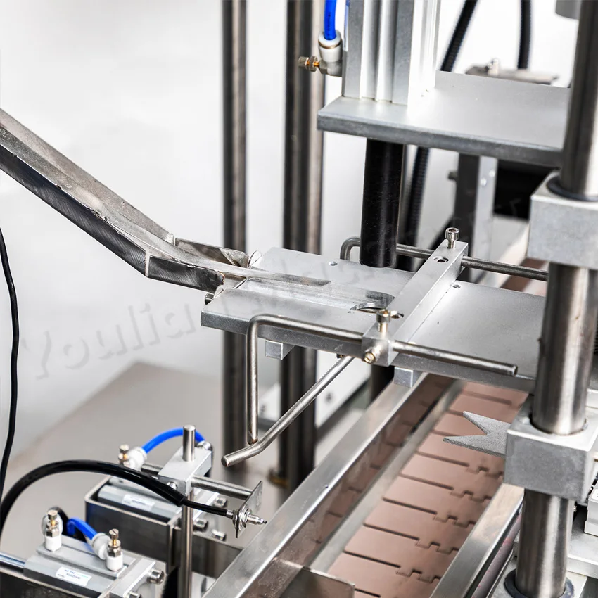 QDXGZ-1 التلقائي تويست قبالة كابر آلة زجاجة بلاستيكية ماكينة تغليف البراغي مع تهتز غطاء المغذية