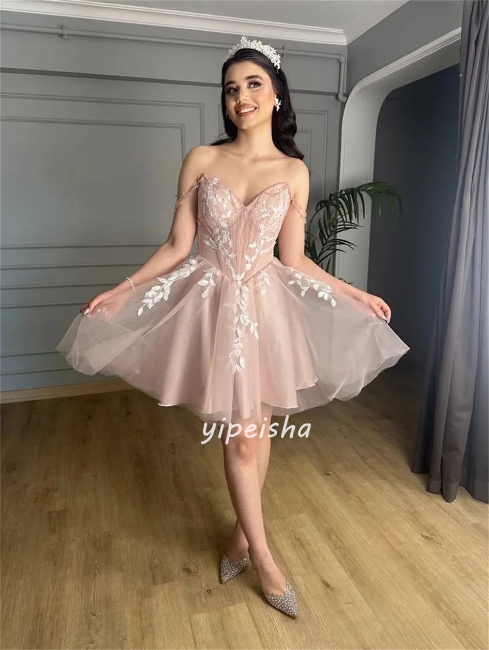 カスタマイズされたモダンなスタイルのマッチングチュールアップリケビーズAラインストラップレスミニドレスオーダーメイドオケージョンドレスサイズあり