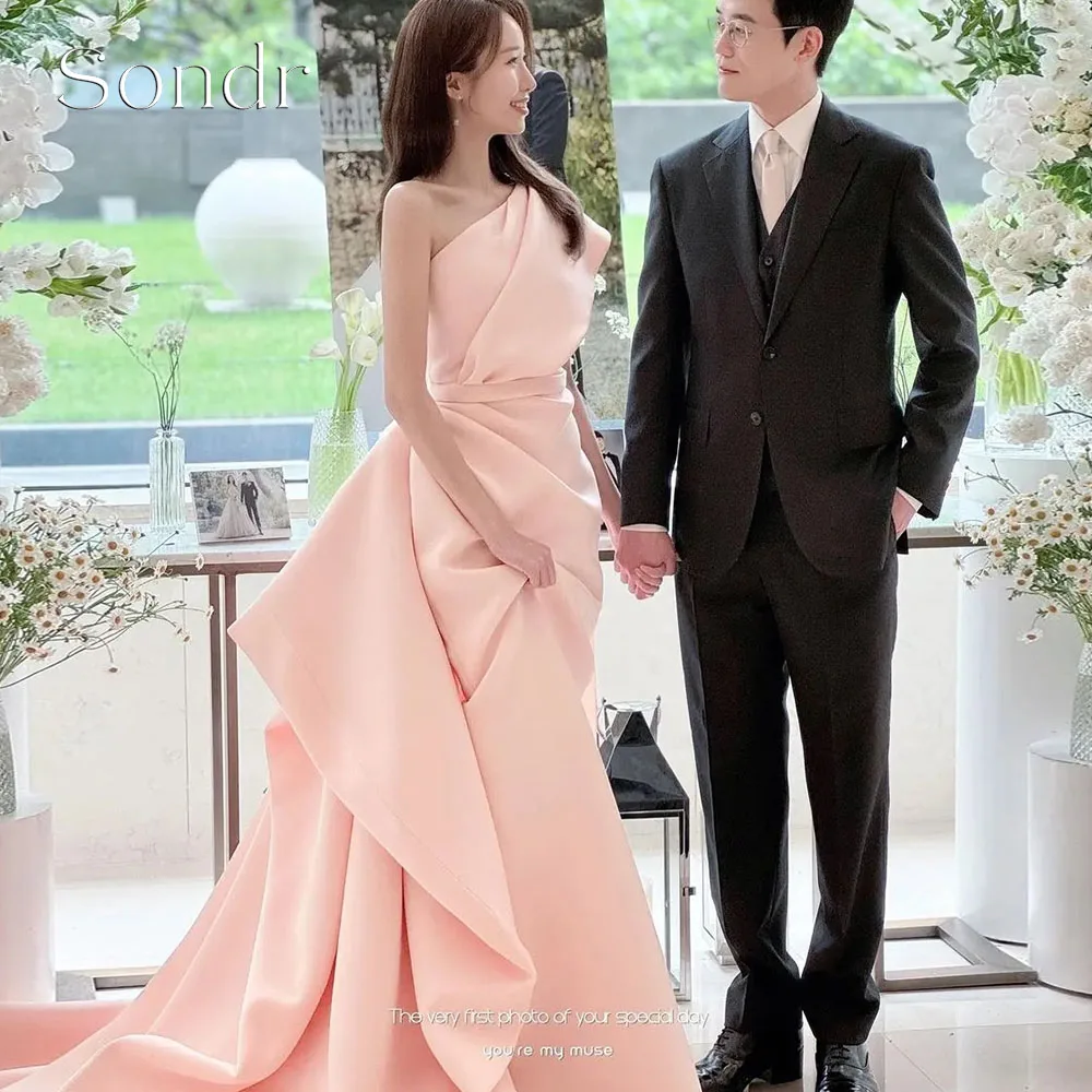 Sondr Maßgeschneiderte One-Shoulder Rosa Korea Abendkleider A-Linie Satin Brautkleid für Fotoshootings Formelle Eventkleider