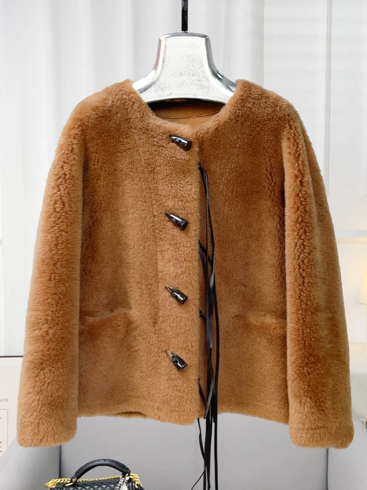 

2024 Winter New Maillard Style Cow Horn Button Lamb Fur Integrated Short Fur Coat for Women's Fashion