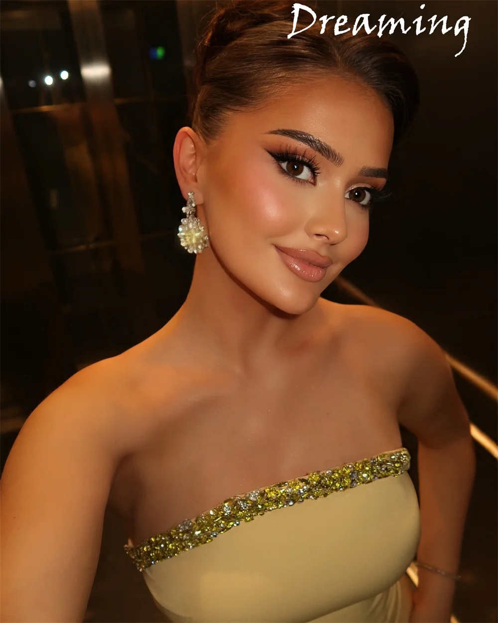 ที่กําหนดเองแฟชั่นสีเหลืองย์ชุดราตรีคลาสสิกที่ไม่มีสายหนังแขนกุดพรรคชุดที่สวยหรูตรงดารา