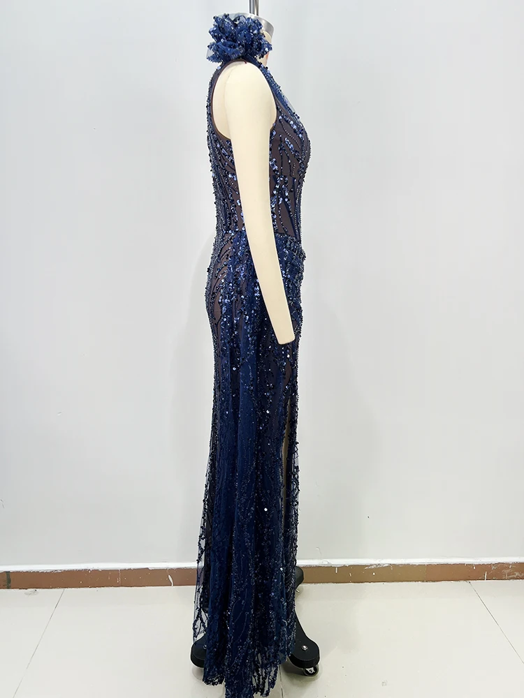 VC فستان طويل بتصميم متوهج من الترتر الشبكي باللون الأزرق الداكن بكتف واحد مع تصميم مقصوص