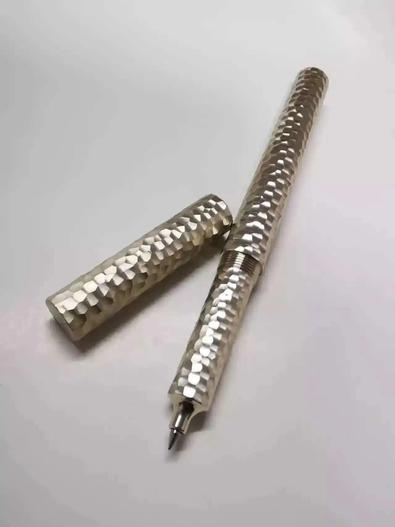 قلم حبر نحاسي أبيض منقوش يدويًا، ألمانيا Sch-midt Nib
