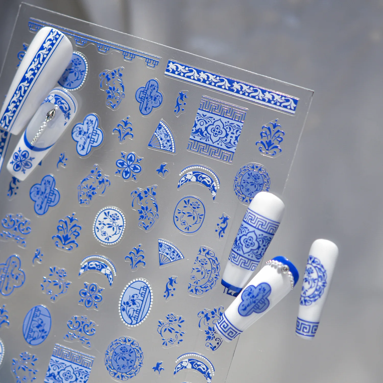 Nail Art France - 跡のない青白磁ネイルアートステッカー中国風の花蝶自己粘着爪 3D 装飾デカール DIY