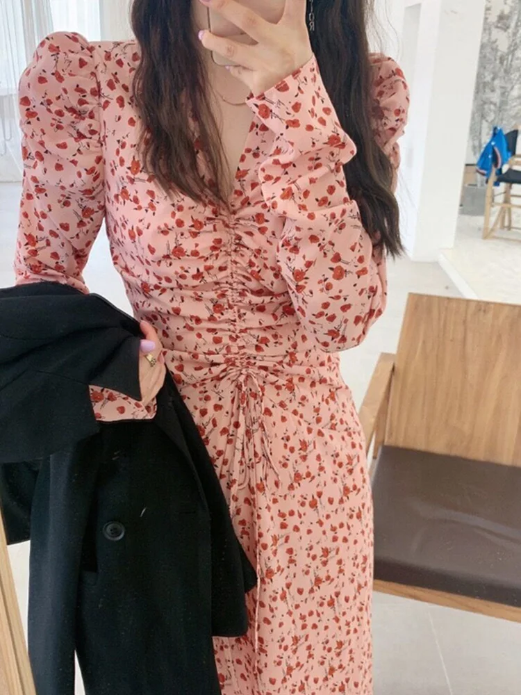 abito-floreale-margherita-estivo-dal-design-leggero-elegante-e-raffinato-moda-femminile-snellente-abito-unico-per-un-pubblico-esclusivo