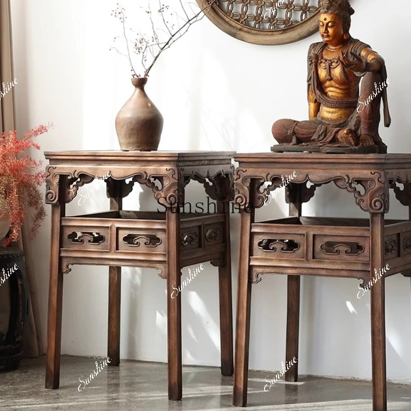 A few incense sticks on the waist, a few flower stands on the side of the table FT