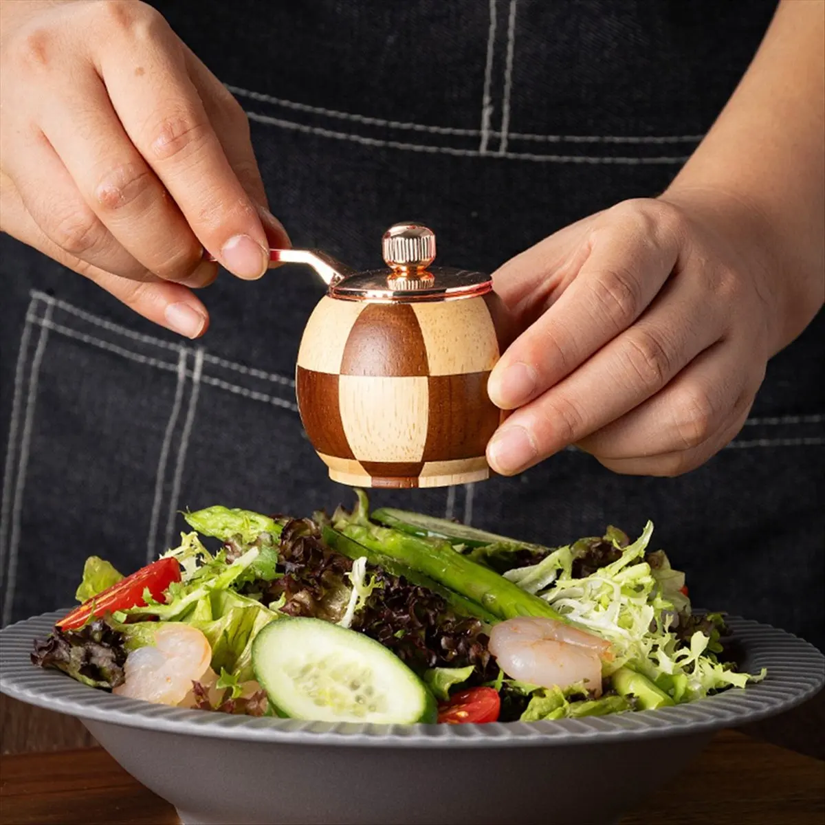【Polishing】 Checkerboard Hand Crank Salt and Pepper Grinder Set Fashion Manual Grinder Kitchen Gift