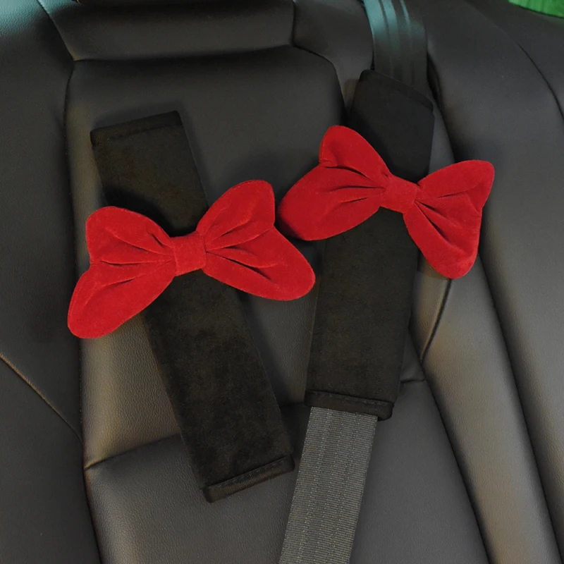 1szt Cute Red Bowknot Uniwersalny pokrowiec na samochodowy pas bezpieczeństwa Miękka pluszowa podkładka na ramię Stylizacja pasów bezpieczeństwa Akcesoria do lusterek samochodowych
