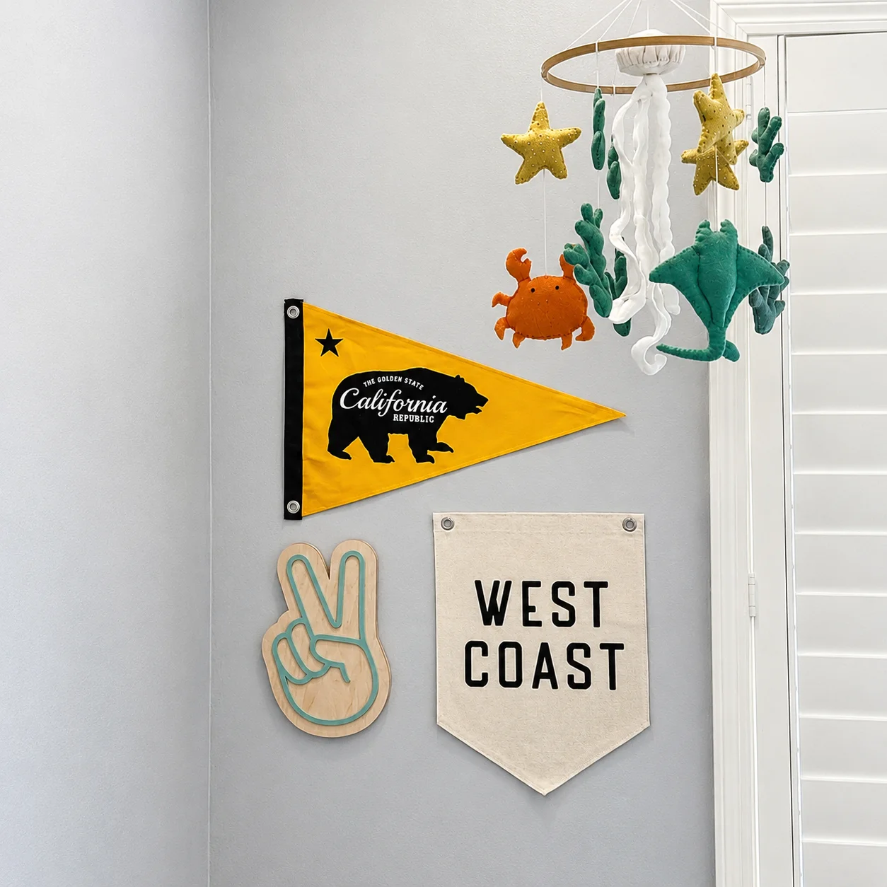 Handmade Wooden Peace Sign Wall Art, Kids Nursery Room Decor, Boho Baby Room Hanging Decoration, Cute Home Gift