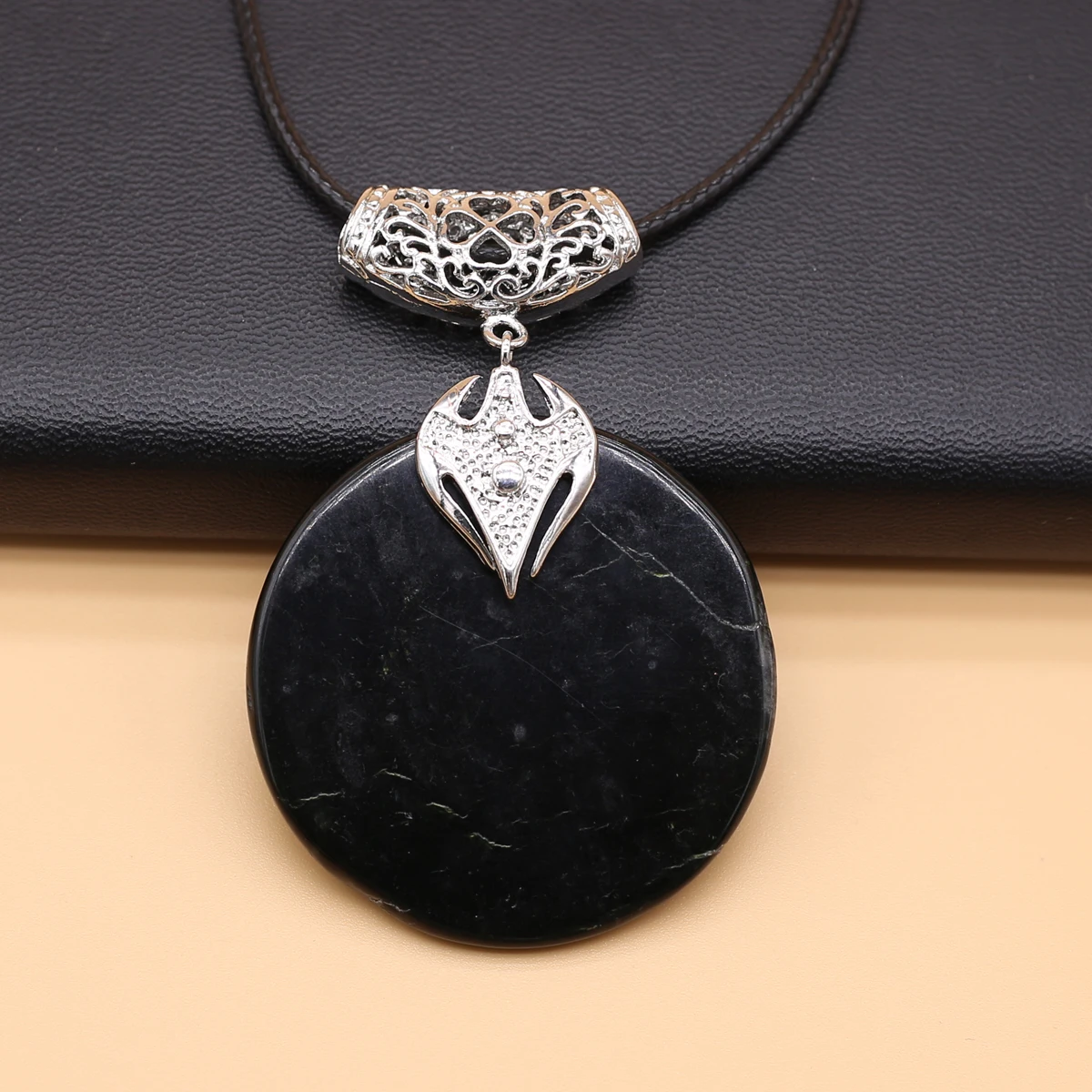 Vintage Natural Black Agate Natural Stone Pendant Round Fashion High Quality Women Necklace Collar Jewelry