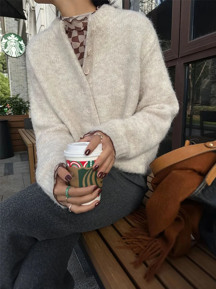 เสื้อสเวตเตอร์ถักคอเปิดครึ่งตัวสไตล์เรโทรสำหรับผู้หญิง กระดุมติดแบบเรียบง่าย เสื้อไหมพรมแฟชั่นลำลองสำหรับฤดูหนาว ปี 2025