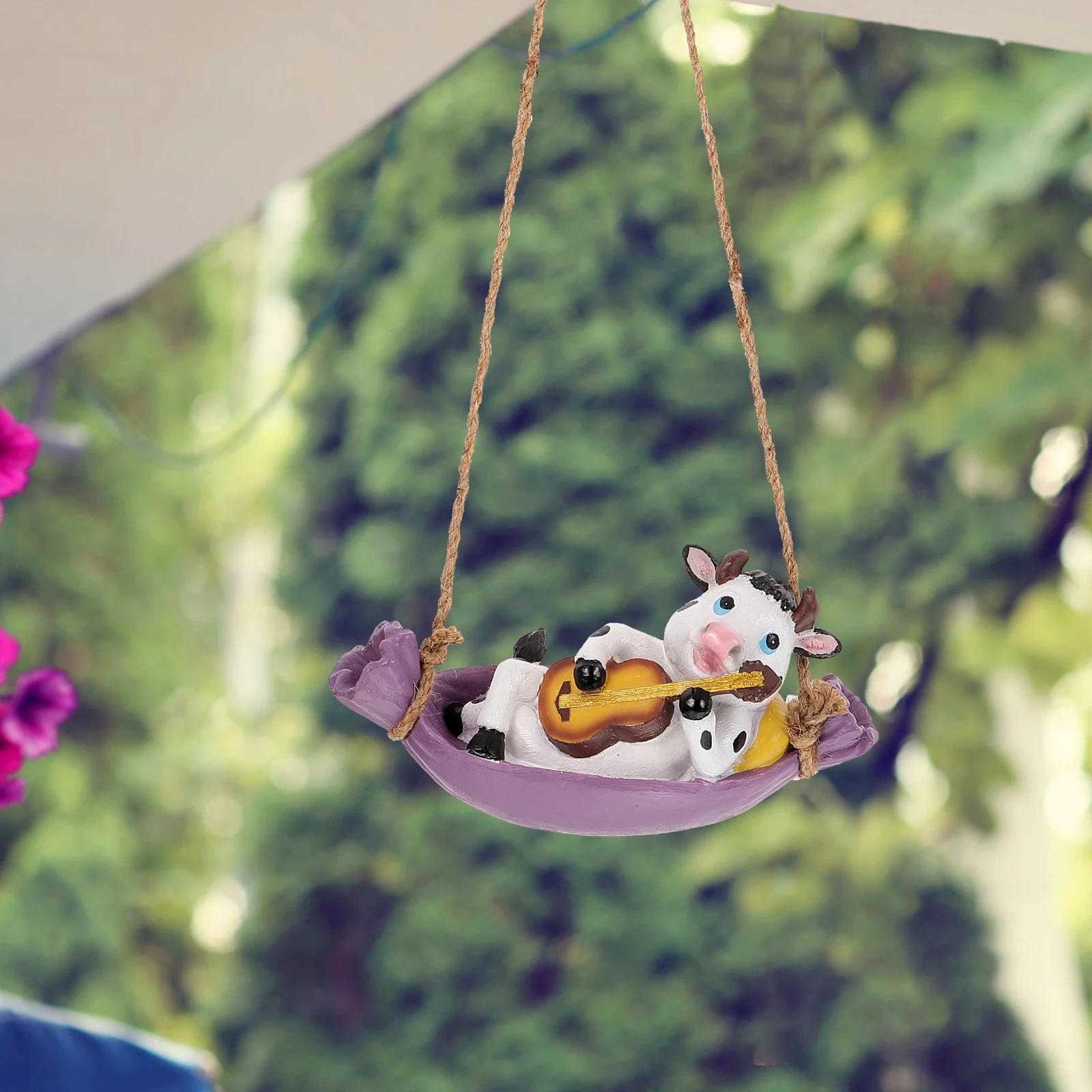 

Yellow Cow Playing Guitar Statue Cartoon Swing Pendant Hanging Garden nament Resin Craft Decor for Balcony Courtyard Lawn