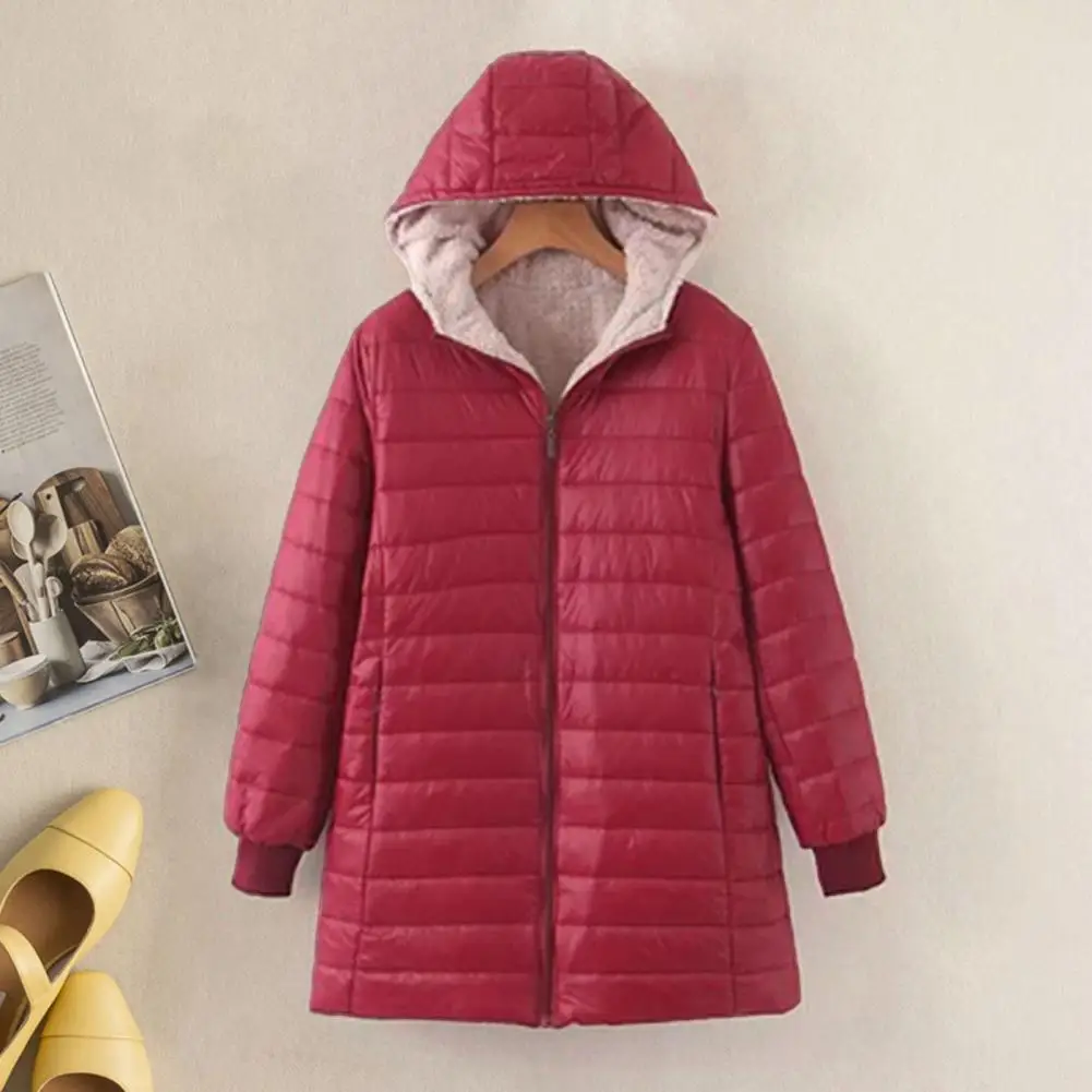 Cappotto in cotone da donna piumino invernale con cappuccio in peluche con tasche dal Design antivento per capispalla con cerniera intera di media lunghezza in stile caldo