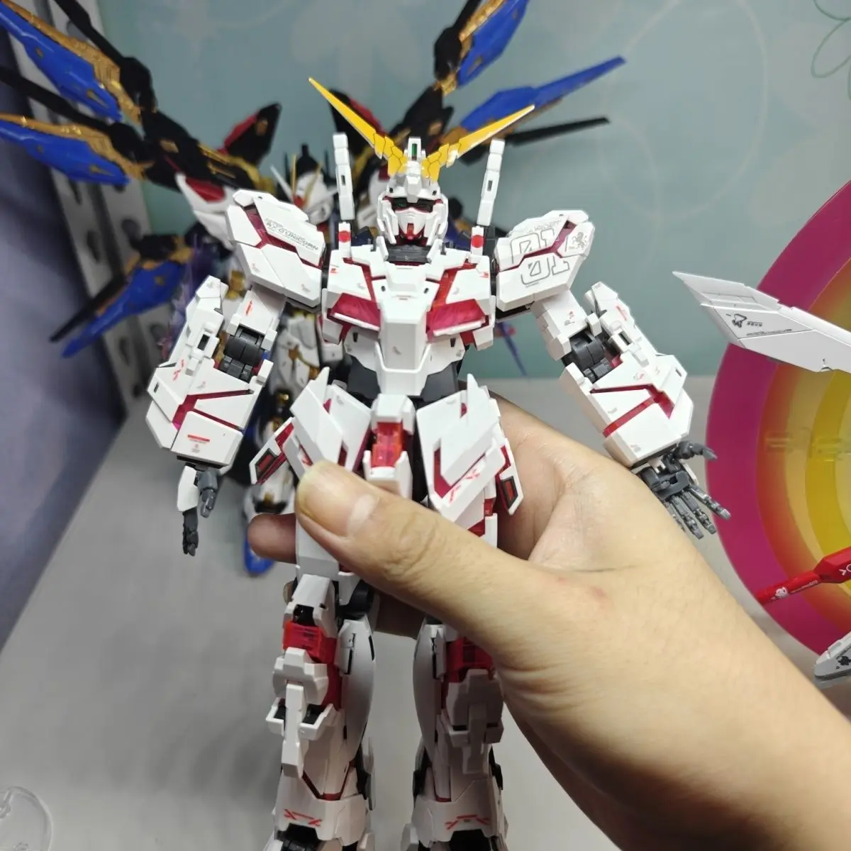 Nuevo en Stock, modelo de bestia mítica Mg 1/100 unicornio 2201 Mgex Rx-0, Kit de modelo de ensamblaje, figuras de acción de Robot, juguetes de plástico, regalos