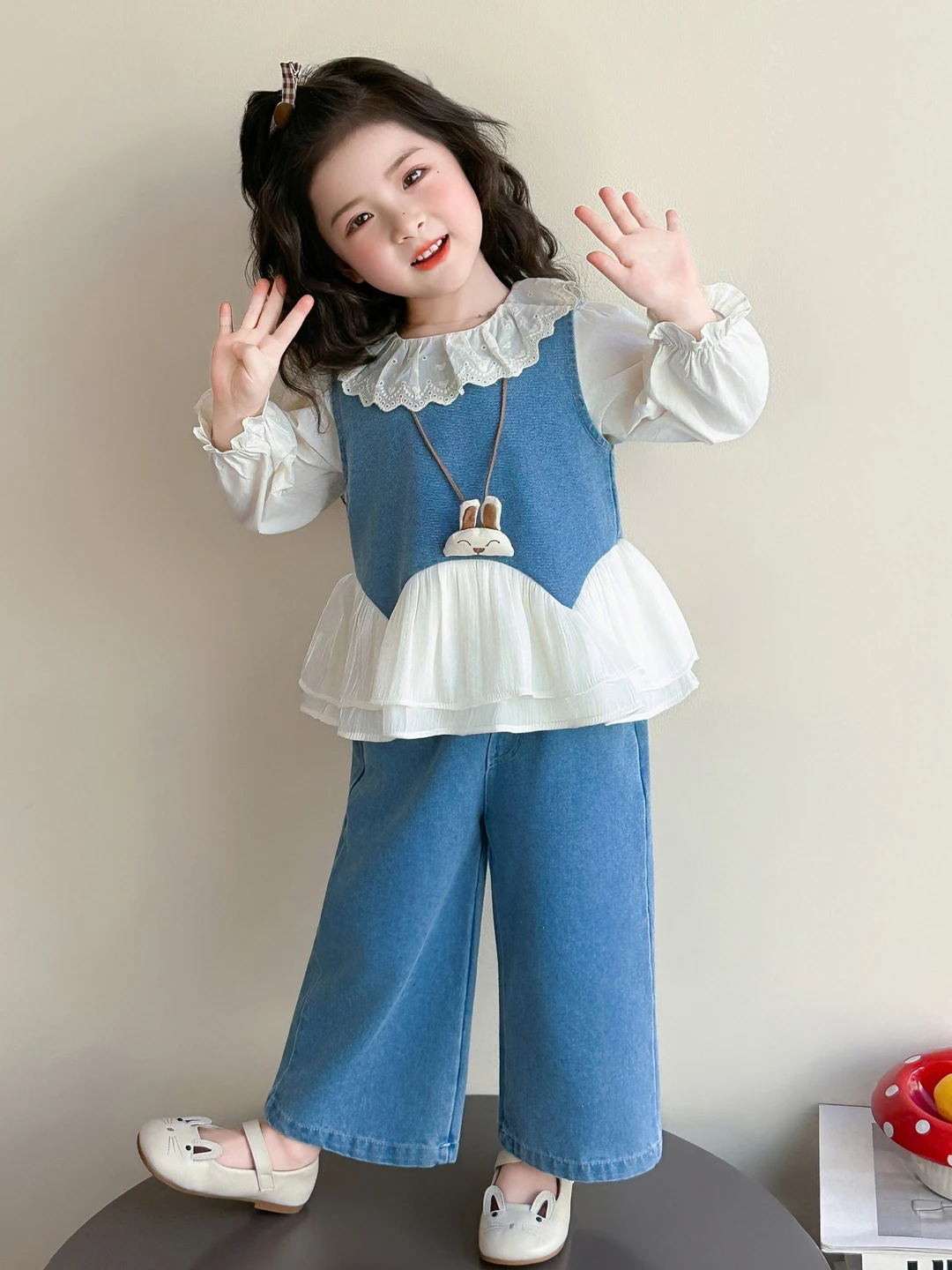 

Детский модный комплект из трех предметов: джинсовый жилет с рюшами, брюки и футболка с длинным рукавом и круглым вырезом для девочек на весну-осень.