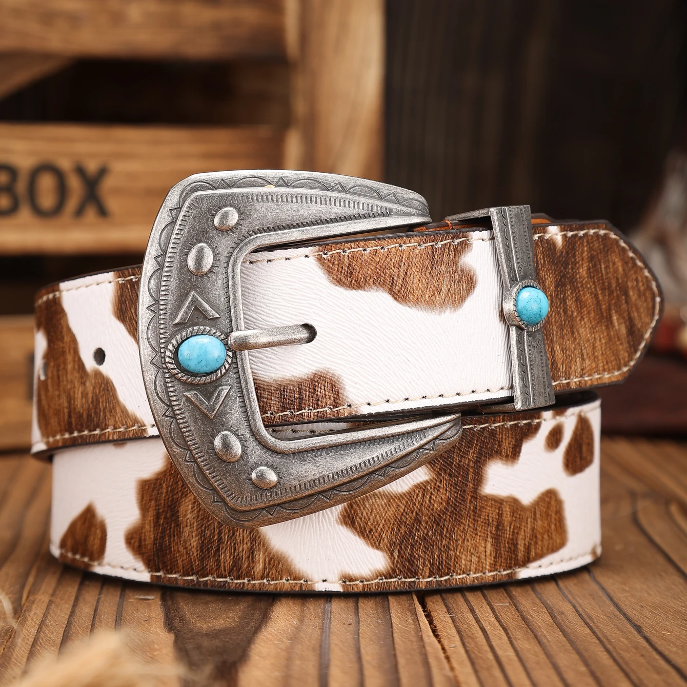 เข็มขัด PU แบบตะขอเกี่ยวสไตล์ตะวันตก เหมาะสำหรับทั้งชายและหญิง เข็มขัดลำลองและสไตล์เรโทร (ลายสุ่ม) (มีหมุดเจาะรู)