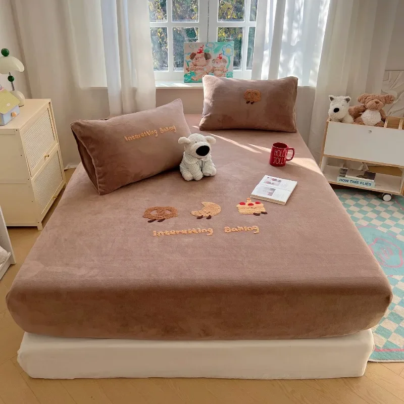 Winter new solid color thickened milk fleece fitted sheet three-piece towel embroidery fitted sheet cartoon embroidery