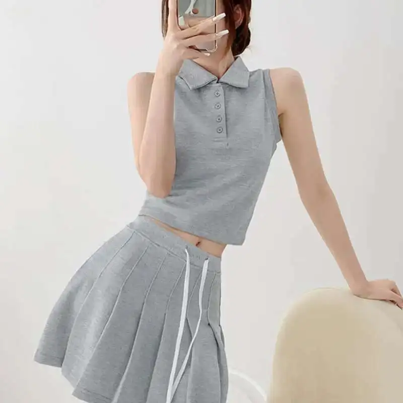 Atasan Pendek Tanpa Lengan Kancing Sebaris Kerah POLO Musim Panas 2024 Baru + Rok A-line Manis Pinggul Pembungkus Tali Dua Potong Set GYH5