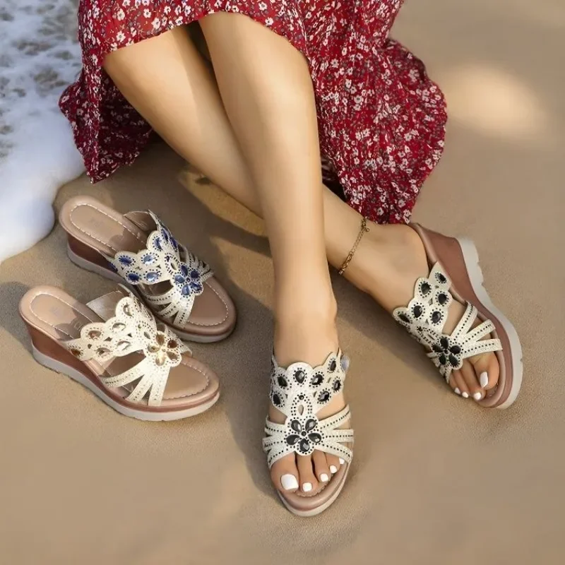 sandalias-femininas-plataforma-anabela-com-strass-brilhantes-e-recortes-chinelos-abertos-confortaveis-para-o-verao-e-ferias-na-praia