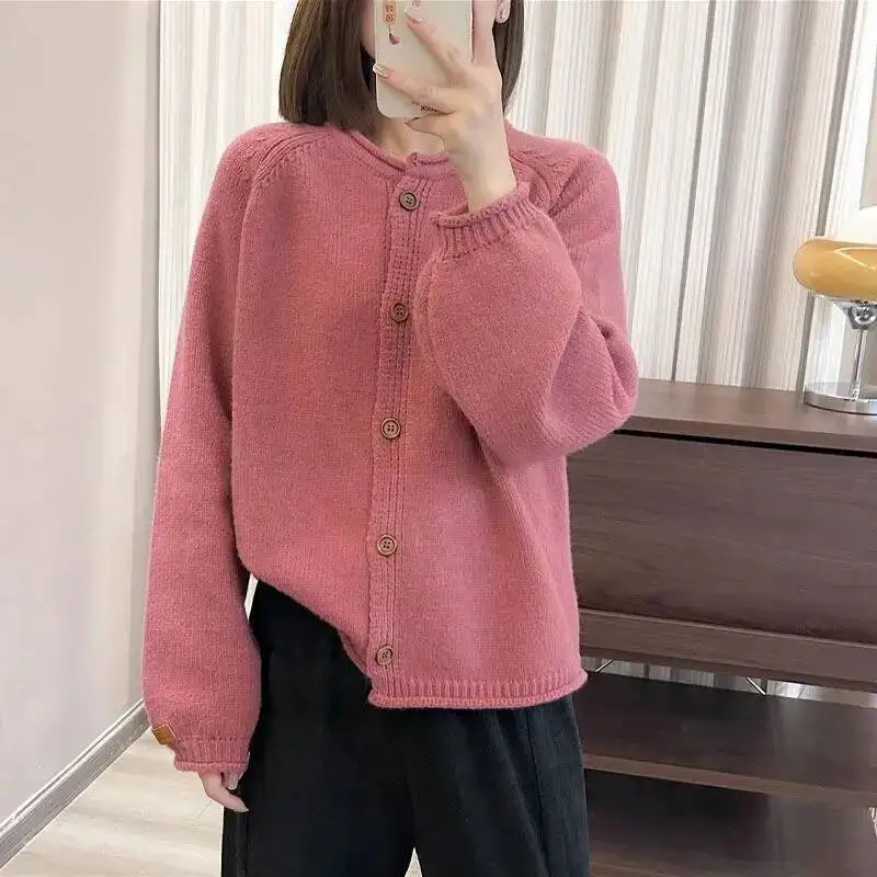 Cardigan lavorato a maglia Primavera e autunno Nuovo esterno ampio che indossa una giacca maglione con scollo tondo arricciato corto di colore sottile