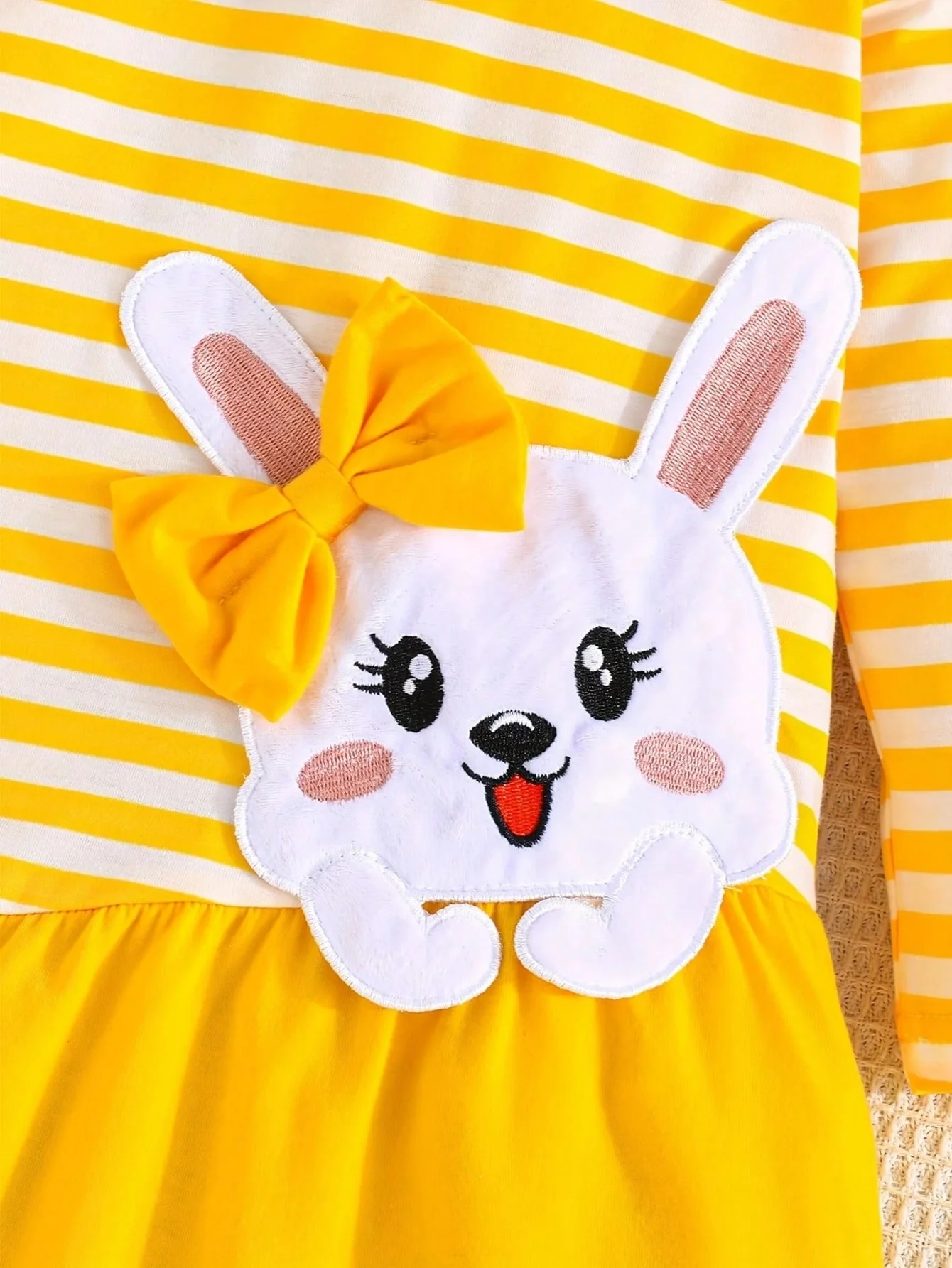 Kinderkleidung für Mädchen, süßes und niedliches Kleid mit Hasenmuster, Rundhalsausschnitt, Streifenmuster, Rüschensaum, langen Ärmeln und kurzem Rock. – Detail 7