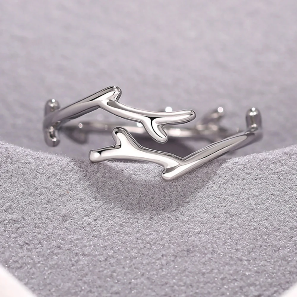 Minimalistischer Ring mit schmalen Ästen und verstellbarer Ringöffnung, vielseitiges Ring-Accessoire für Damen, geeignet für Pendlerinnen und Partys. – Detail 6