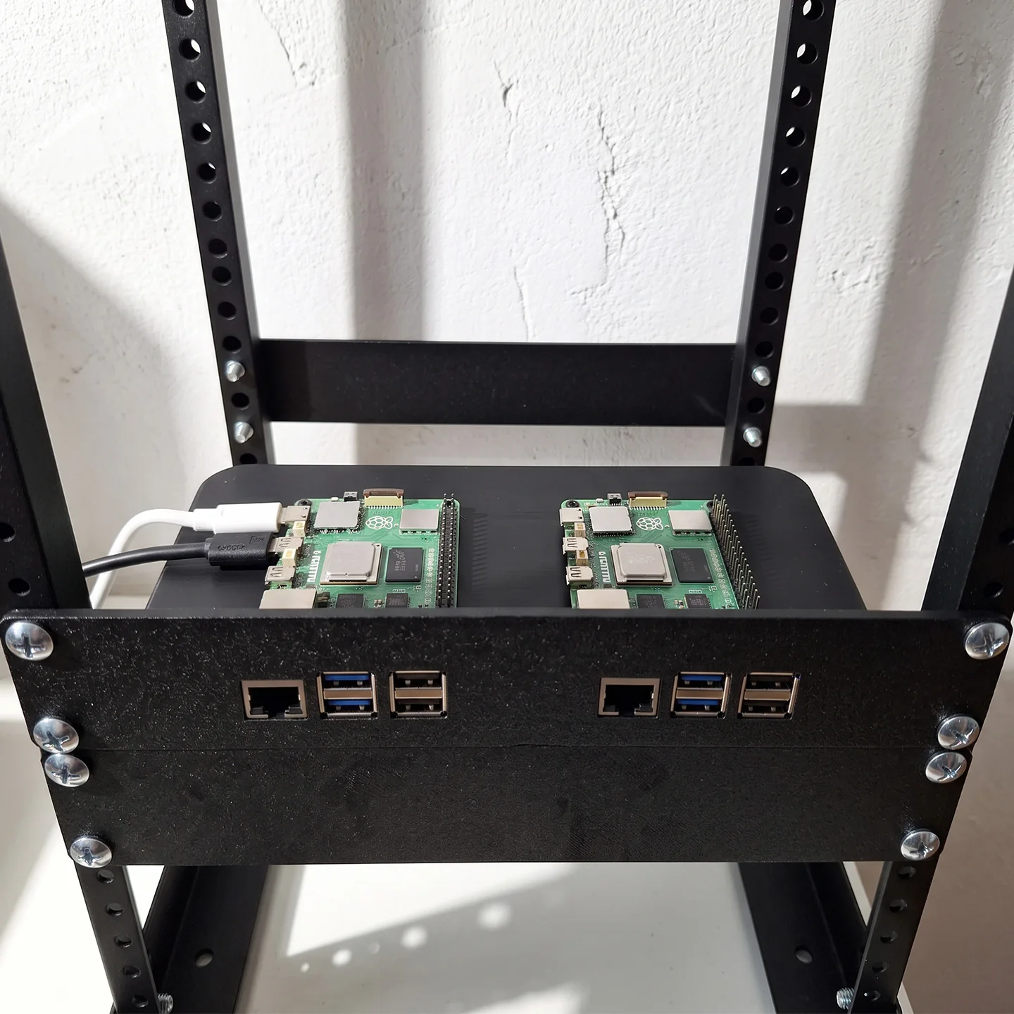 Suitable for Raspberry Pi 5: Dual-unit 10-inch 1U rack-mount tray panel.
