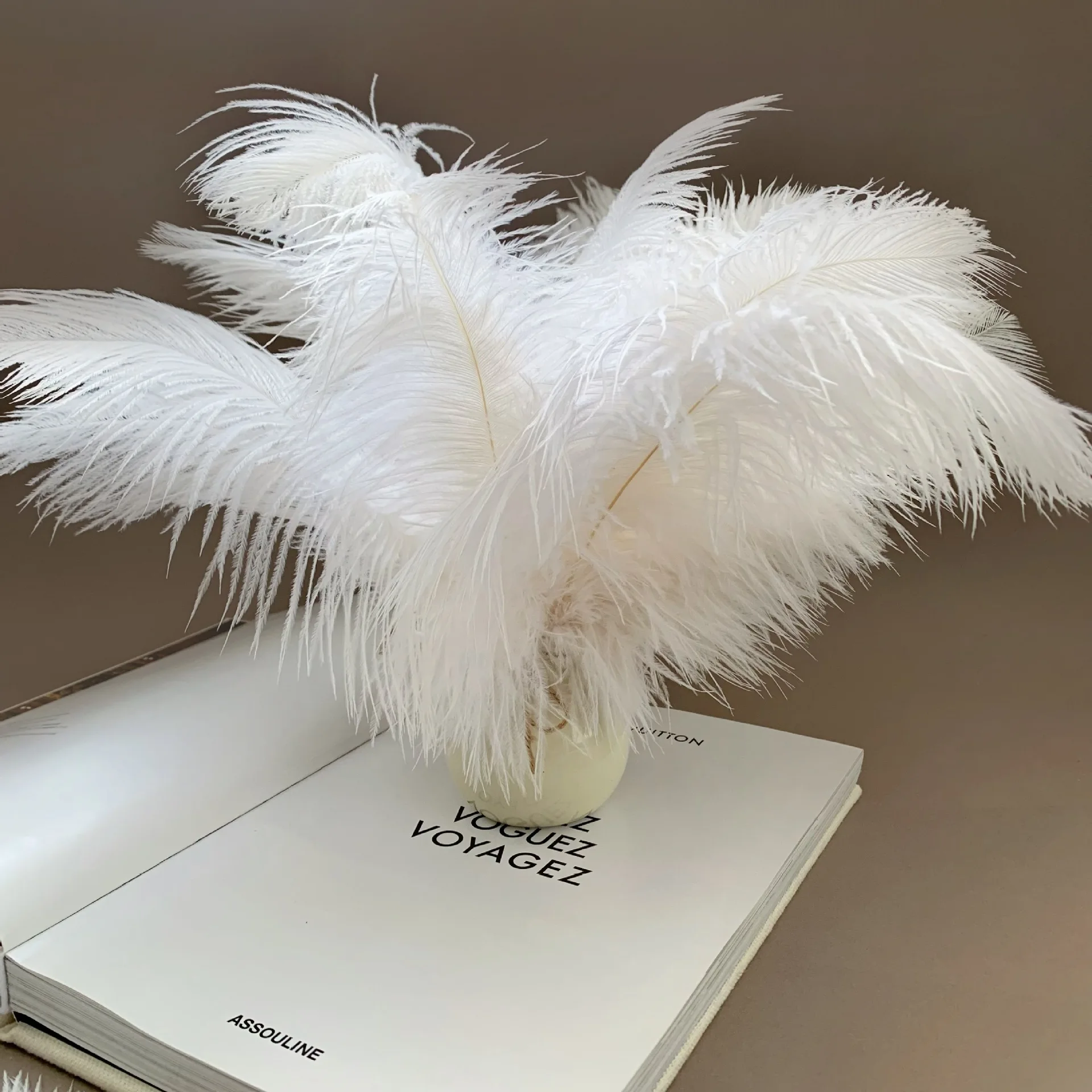 ขนนกกระจอกเทศสีขาวธรรมชาติ 25-30 ซม.ขนนกสำหรับงานฝีมือ DIY เครื่องประดับทำงานแต่งงานตกแต่งบ้าน