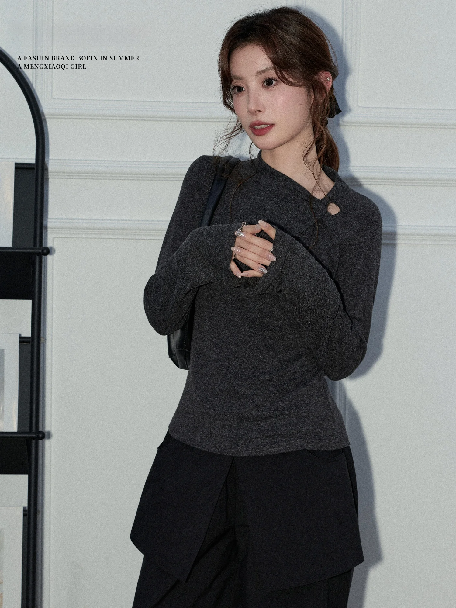 

Deep ey Long Sve Base irt Hollow out Design Slimming Women's Top Mont Xiaqi Spring 2026 Early Season Knitted Wear