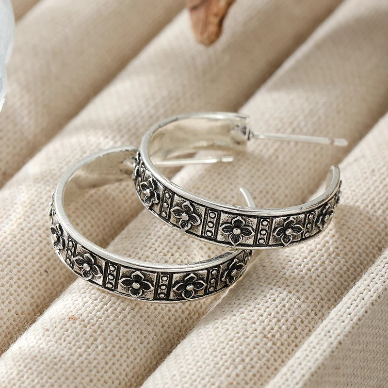 Ladies' Vintage Circular Hoop Earrings With Embossed Small Flower Design Daily Versatile Earrings Exotic Style Jewelry