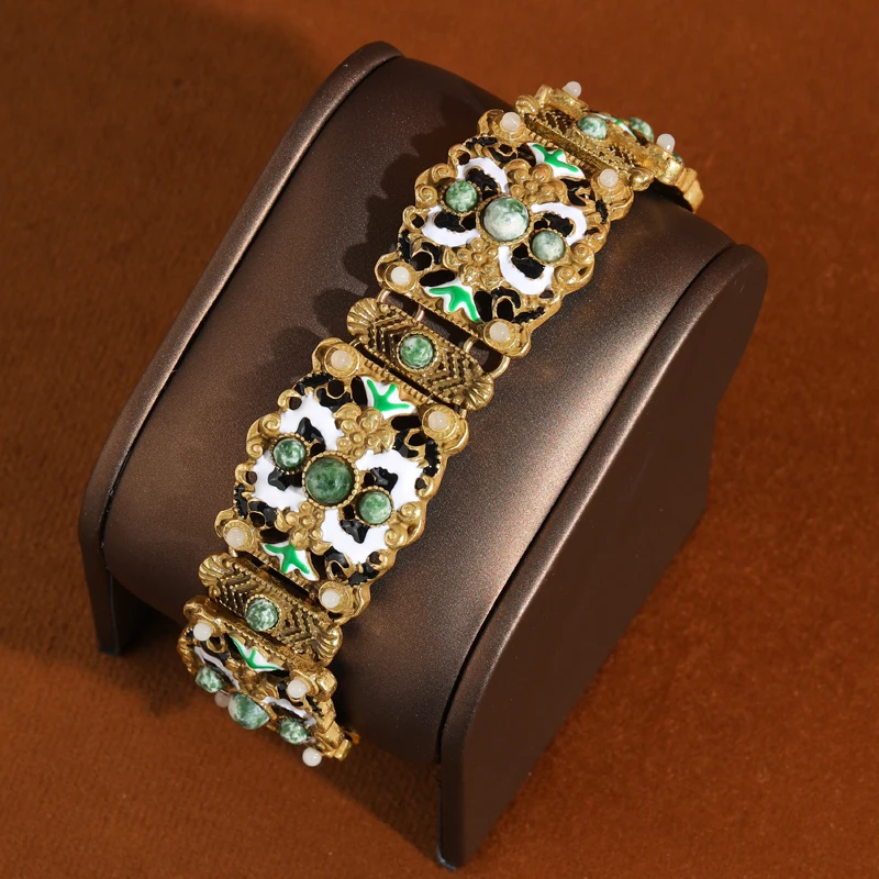 Women'S Accessories Trends 2026 - Vintage Green Moss Natural Stone Drip
