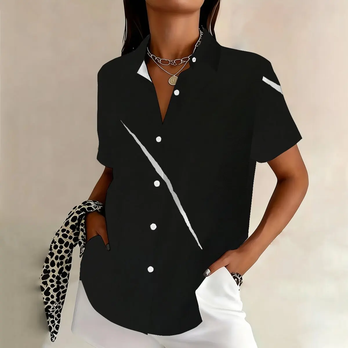 

Женская летняя рубашка больших размеров с коротким рукавом, минималистичный черно-белый принт, стильный и практичный, модный наряд для офиса