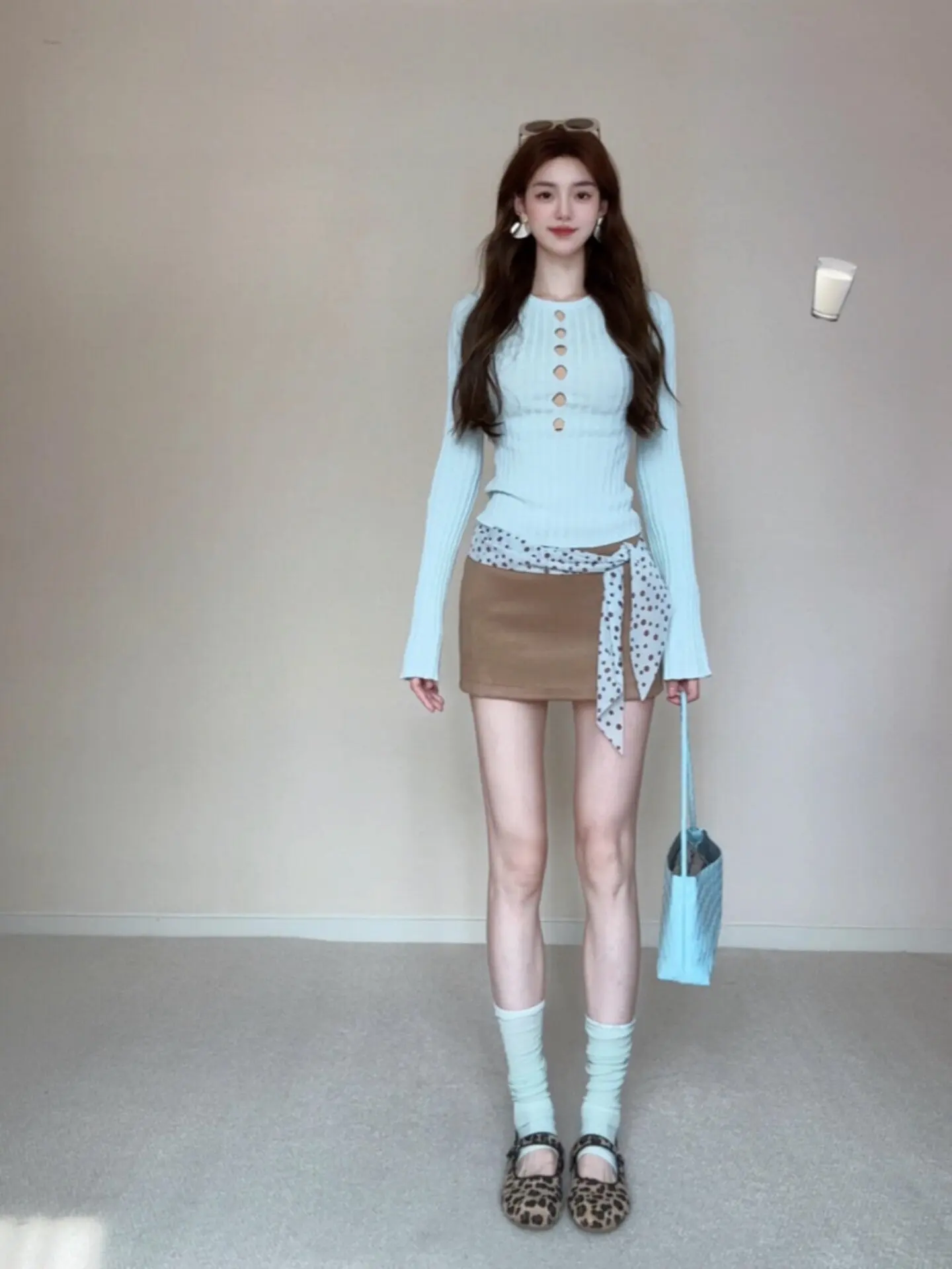 

Корейский стиль: женский вязаный комплект из топа с вырезами и короткой юбки, весенний, для повседневной носки, модный, из полиэстера, с длинными рукавами