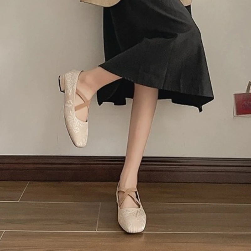 2025 أحذية مسطحة كبيرة الحجم للنساء أحذية باليه مسطحة ربيع جديد موضة فاخرة بمقدمة مستديرة أحذية لوليتا للسيدات #3